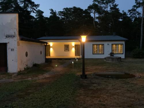 una pequeña casa blanca con una luz delante de ella en Veras Veranda i Köpingsvik, en Köpingsvik