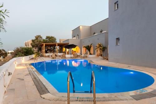 uma grande piscina em frente a um edifício em Anamar Santorini em Monolithos