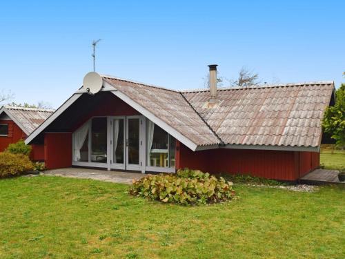 ein rotes Haus mit rotem Dach in der Unterkunft 5 person holiday home in Ulfborg in Ulfborg