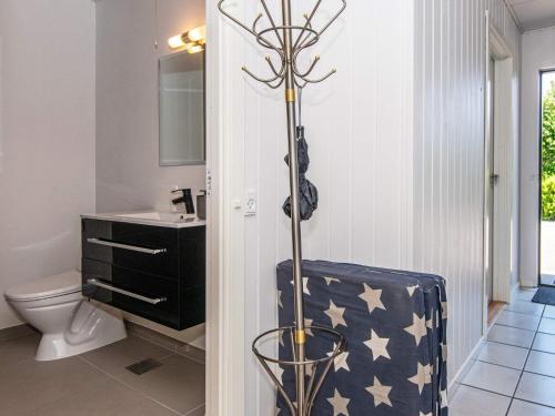 een badkamer met een toilet en een zwart-witte wastafel bij Apartment Glesborg CVI in Glesborg