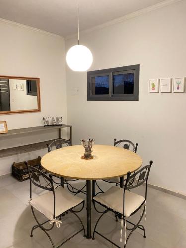 ein Esszimmer mit einem Tisch und 4 Stühlen in der Unterkunft Casa Vergara I in Villa Unión