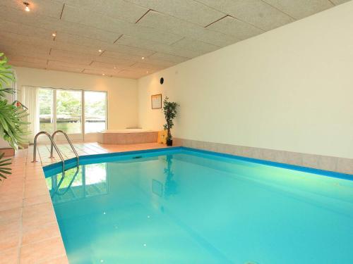 uma grande piscina num quarto grande em 12 person holiday home in Haderslev em Årøsund