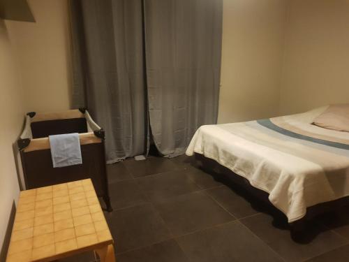 1 dormitorio con 1 cama y 1 silla en Grand appartement fonctionnel et calme sur lyon8 a 2 pas du metro, en Lyon