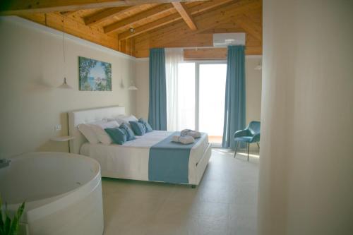 - une chambre avec un lit et une baignoire dans l'établissement Blumarine Suite, à Peschici