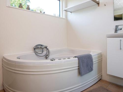 Et badeværelse på 6 person holiday home in Glesborg