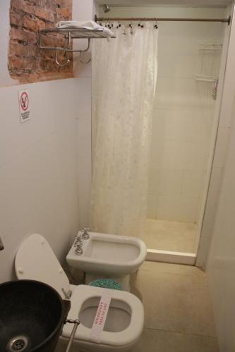 a small bathroom with a toilet and a shower at Como Entonces Posada in Uribelarrea