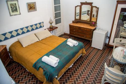 a bedroom with a bed with two towels on it at Como Entonces in Uribelarrea