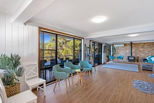 Χώρος καθιστικού στο Pacific Waters - Unbeatable Views of Port Stephens