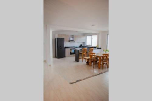 a kitchen and dining room with a table and chairs at Estratégica Ubicación-Energía Renovable-Pet Friendly in Anapoima