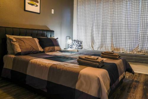 um quarto com uma cama grande com duas almofadas em Remodeled luxury with Proximity em Lewisville