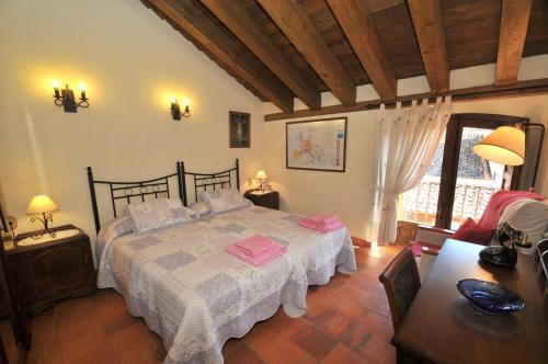 מיטה או מיטות בחדר ב-La Fuente de Pavia
