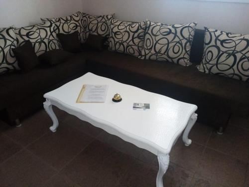 スヴェティ・ヴラスにあるRoel Residenceの白いテーブルが置かれた黒いソファ