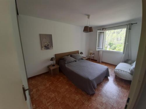 une chambre avec un lit et une fenêtre dans l'établissement VILLA GABRIEL, villa entière en pleine nature, wifi, à Buis-les-Baronnies