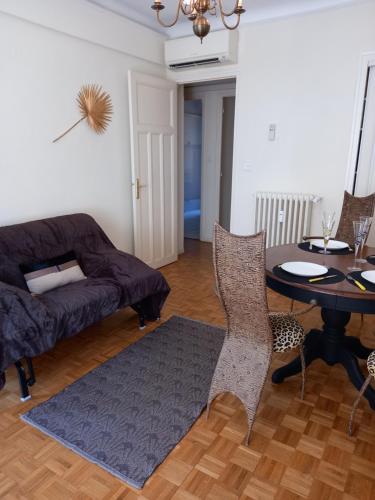 un salon avec une table et un canapé dans l'établissement Appartement hyper-centre Croisette Cannes, à Cannes