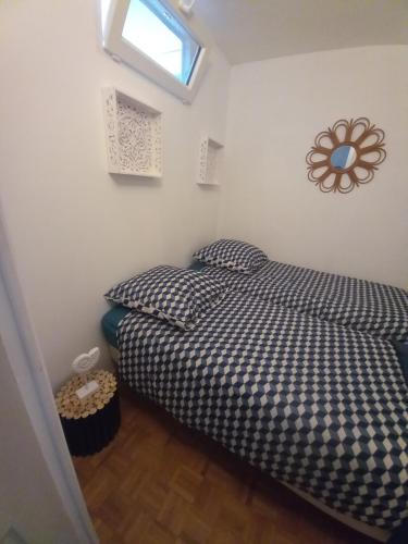 une petite chambre avec un lit et une fenêtre dans l'établissement Appartement hyper-centre Croisette Cannes, à Cannes