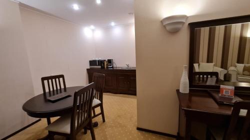 een eetkamer met een tafel en een spiegel bij Apartment Privat ApartHotel Alpin fara mic dejun si fara acces SPA in Poiana Brasov