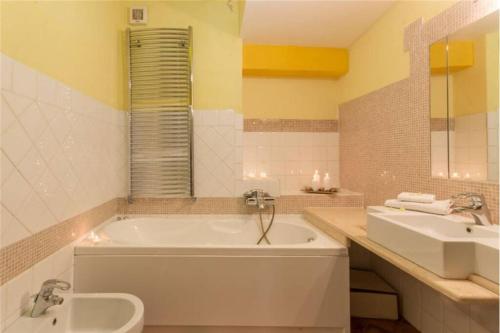 a bathroom with a tub and a sink at Appartamento centro cagliari in Cagliari