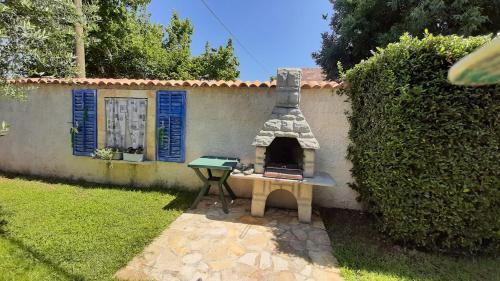 a outdoor oven in the side of a house at Apartment Tina in Briševo