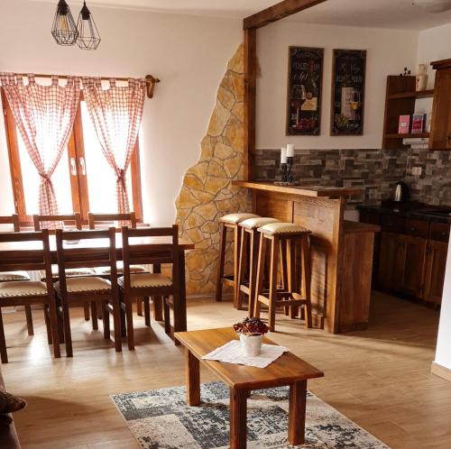 cocina y sala de estar con mesa y sillas en Green Garden Plitvice lakes, en Plitvica Selo