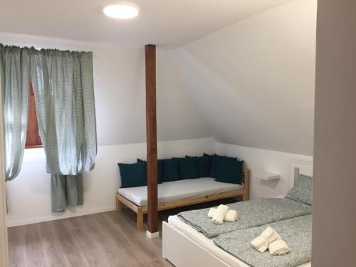 Voodi või voodid majutusasutuse Korall Apartman Fonyód toas