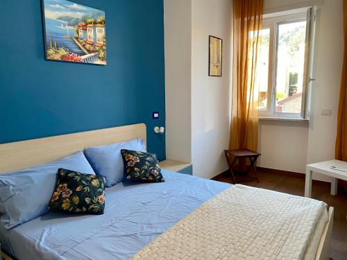 - une chambre avec des murs bleus et un lit avec deux oreillers dans l'établissement Casa De Curtis Sorrento, à Sorrente