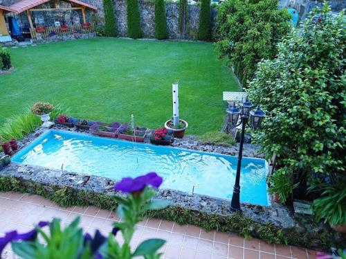 a small swimming pool in the middle of a yard at La Casa del Agua 56 in Ampuero