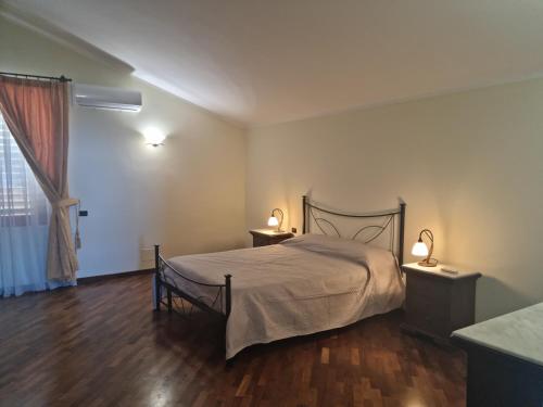 Un pat sau paturi într-o cameră la Qvattro stagioni panoramic suites