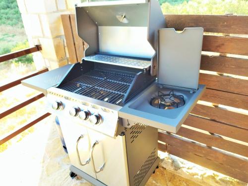 Kemudahan BBQ tersedia untuk tetamu di vila ini