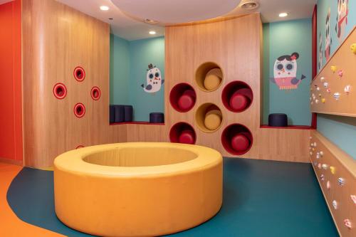 ドバイにあるMövenpick Hotel & Apartments Bur Dubaiのギャラリーの写真