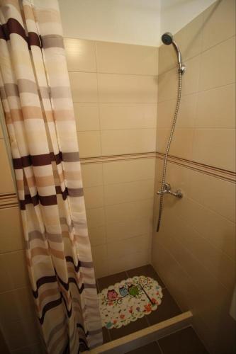 y baño con ducha y cortina de ducha. en Apartment Gita, en Sumartin
