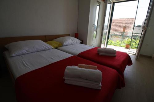 1 dormitorio con 1 cama grande y toallas. en Apartment Gita, en Sumartin