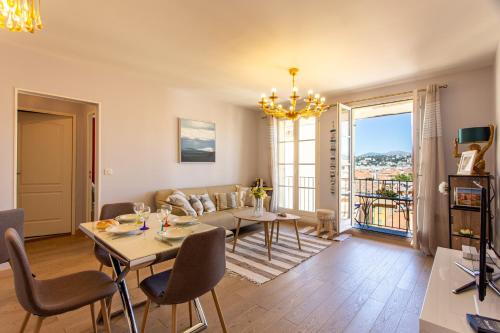 une salle à manger et un salon avec une table et des chaises dans l'établissement Providence - ELEGANT F3, VUE INCROYABLE, BALCON,ASCENSEUR, WIFI, à Nice