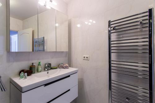 une salle de bain blanche avec un lavabo et une douche dans l'établissement Providence - ELEGANT F3, VUE INCROYABLE, BALCON,ASCENSEUR, WIFI, à Nice