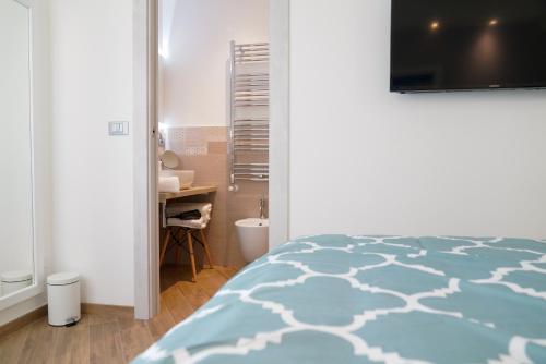 Dormitorio con cama, escritorio y TV en B&B Residenza Aragonese, en Vasto