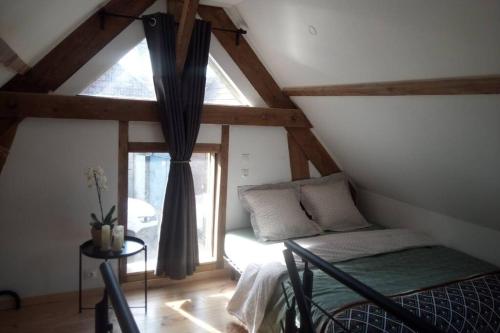 Un pat sau paturi într-o cameră la Maison privative, cocooning, zen , avec jacuzzi