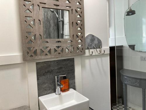 een badkamer met een wastafel en een spiegel bij Elmora House in Blackpool