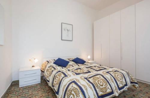 een slaapkamer met een bed en een nachtkastje bij Arte&Musica in Verona