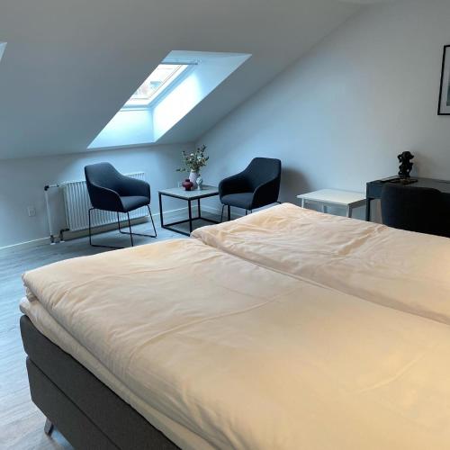 Ein Bett oder Betten in einem Zimmer der Unterkunft Hotel Røde-Kro