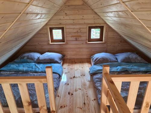 Posteľ alebo postele v izbe v ubytovaní Siedlisko nad jeziorem Skarlińskim 5B, mazury, jezioro, domek, bania