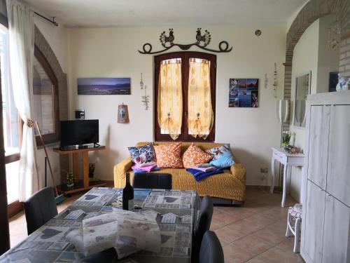 uma sala de estar com um sofá e uma mesa em Il Bronzetto em Gonnesa