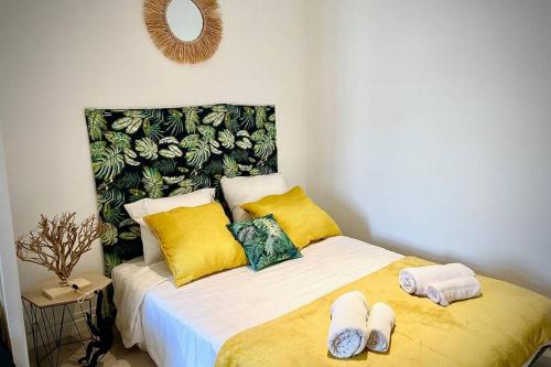 een slaapkamer met een bed met handdoeken erop bij STUDIO VAISE 3 CENTRE à LYON 69009 in Lyon