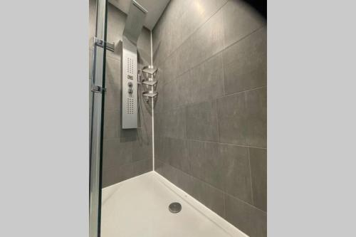 une salle de bain avec douche et baignoire dans l'établissement STUDIO VAISE 3 CENTRE à LYON 69009, à Lyon