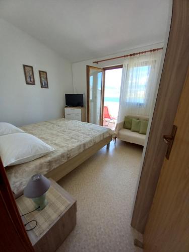 Postel nebo postele na pokoji v ubytování Apartmani Grzelj-Skledar