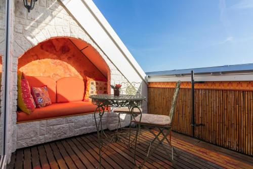 a patio with a table and a chair on a balcony at Little India Vijlen appartement 2 in Vijlen