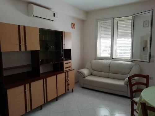 ein Wohnzimmer mit einem Sofa und einem Flachbild-TV in der Unterkunft Stella di Mare Appartamenti in Marsala