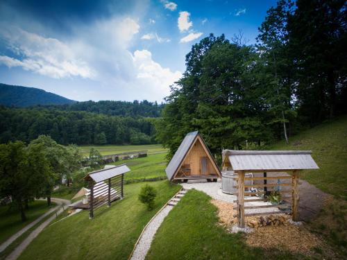 una vista aérea de una cabaña en un campo con árboles en PUŽMAN Farm Glamping, en Radovljica