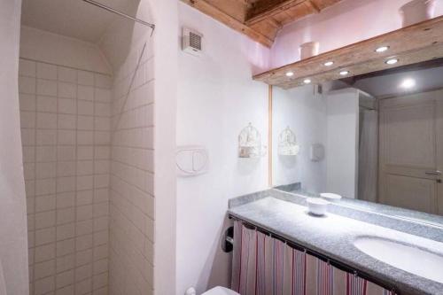 y baño con lavabo y espejo. en Museo Arte Orientale Apartment en Turín