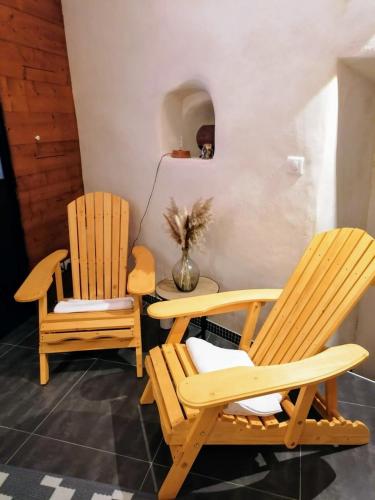two chairs and a table in a room at Les Terres Rouges 06 in Guillaumes
