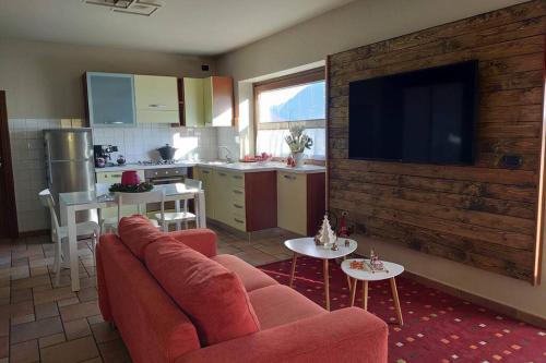 un soggiorno con divano e una cucina di La Sarrolein CIR 0009 ad Aosta