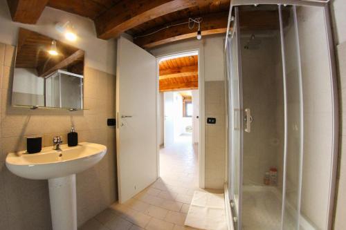 カステル・ディ・トゥーザにあるIl Miglio in Piùのバスルーム(洗面台、ガラス張りのシャワー付)